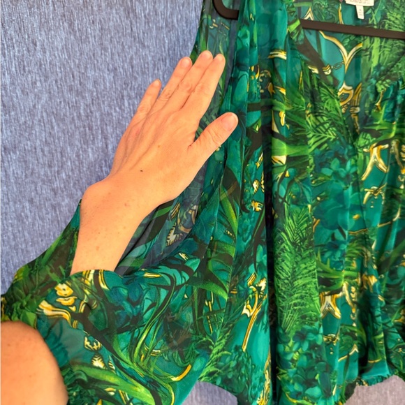 Jennifer Lopez Green Asymmetrical 3/4 Sleeve Blouse - Picture 4 of 4